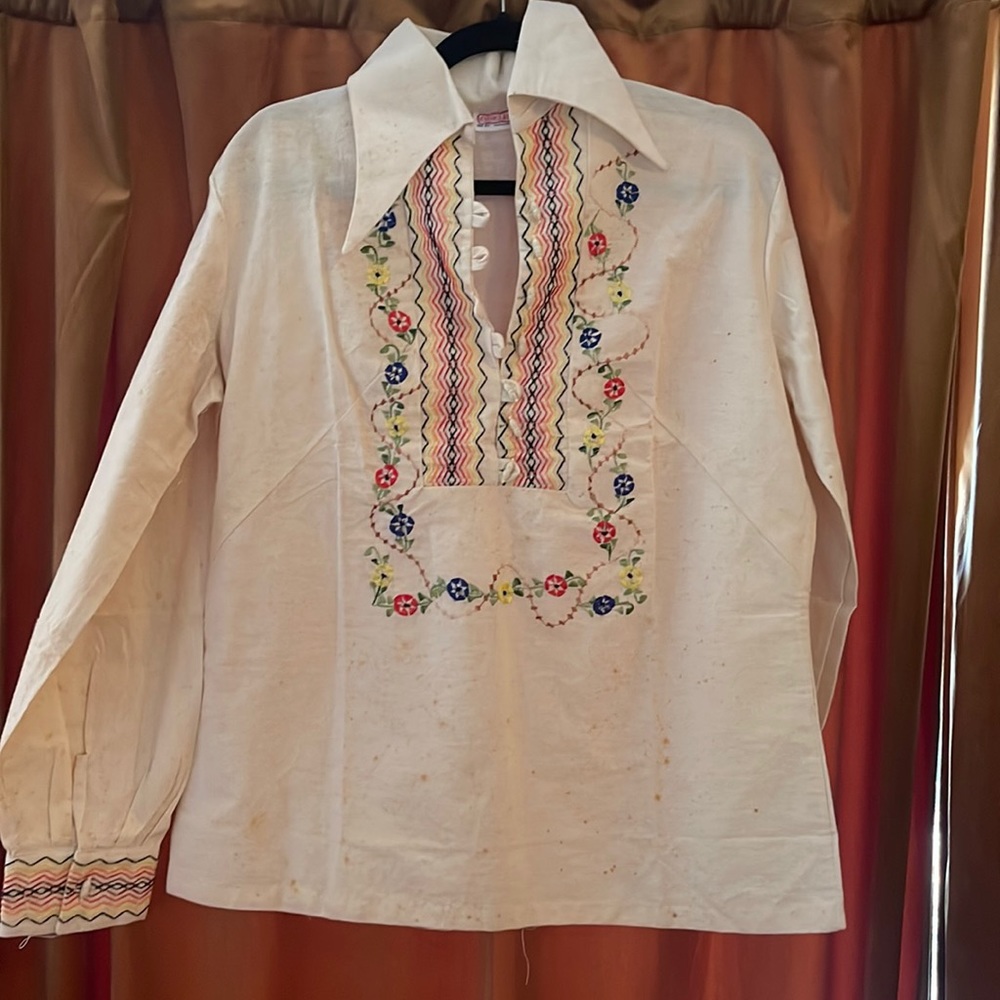 Beautiful vintage Gisela boutique Mexican embroidered button down.